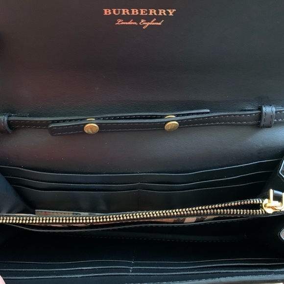 Burberry authentic crossbody - Picture 3 of 5